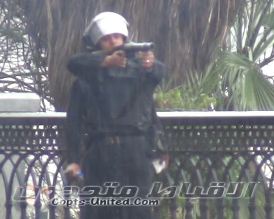 بالفيديو .. بلطجية الداخلية فى مواجهة المتظاهرين فى معركة قصر النيل 
